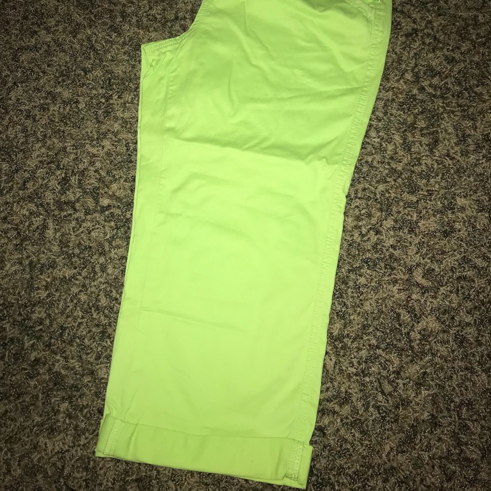 NWT cropped capris